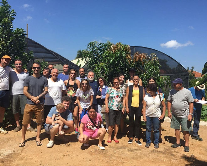 Grupo de voluntários do Planeta Plantar reunido em frente ao viveiro